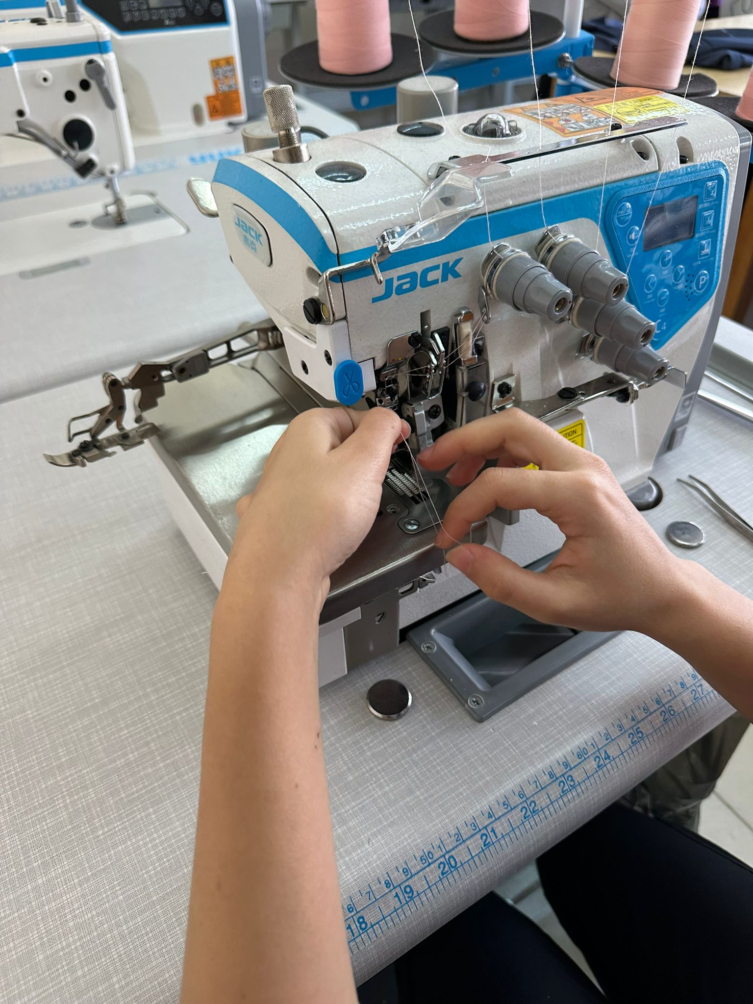 Genç Kadınlar Tekstil Atölyelerinde Geleceğe Hazırlanıyor - 3