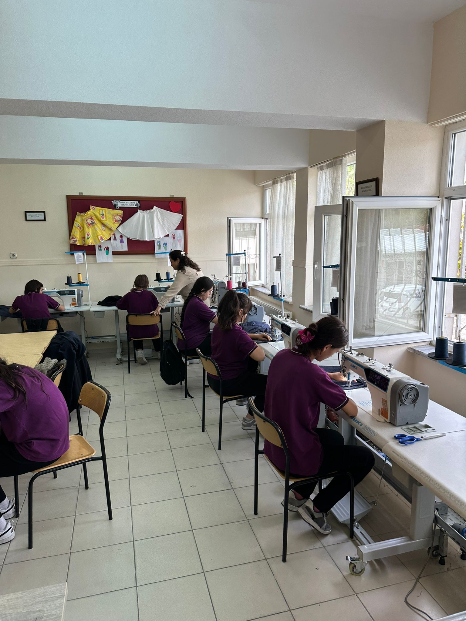 Genç Kadınlar Tekstil Atölyelerinde Geleceğe Hazırlanıyor - 2