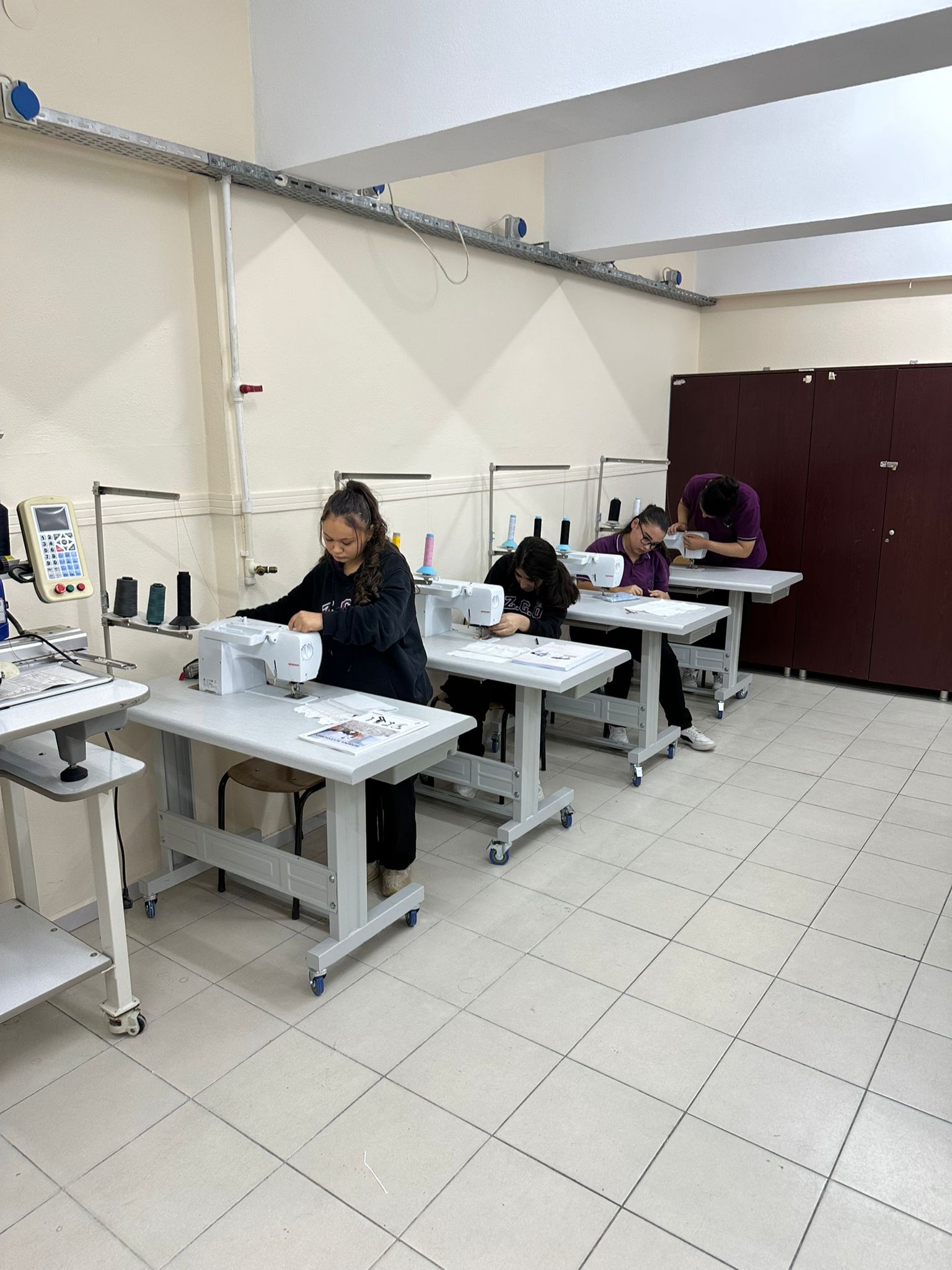 Genç Kadınlar Tekstil Atölyelerinde Geleceğe Hazırlanıyor - 4